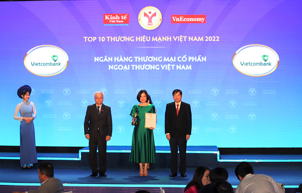 Đại diện Vietcombank, bà Phùng Nguyễn Hải Yến – Phó Tổng giám đốc nhận biểu trưng “Thương hiệu Mạnh Việt Nam năm 2022” từ Ban tổ chức chương trình