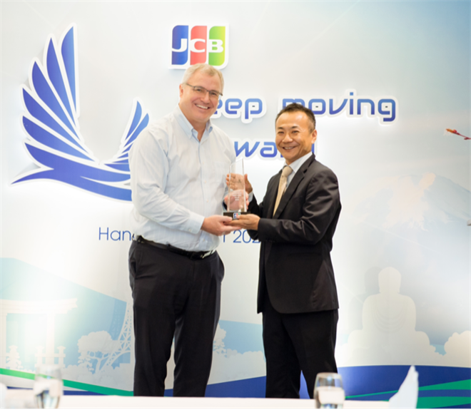 Ông Thomas William Tobin – Giám đốc Khối bán lẻ Vietcombank (trái) – nhận giải thưởng do ông Kazuma Shukuin – Trưởng đại diện văn phòng JCB tại Việt Nam – trao tặng