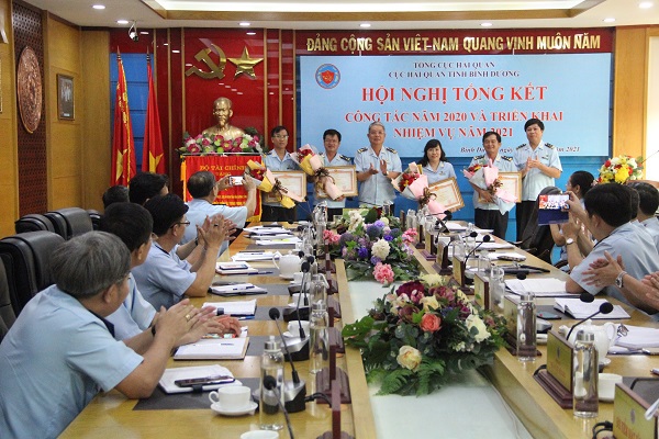 Thừa ủy quyền cấp trên, Cục trưởng Cục Hải quan Bình Dương Nguyễn Phước Việt Dũng trao quyết định khen thưởng cho các tập thể, cá nhân đạt thành tích trong công tác năm 2020