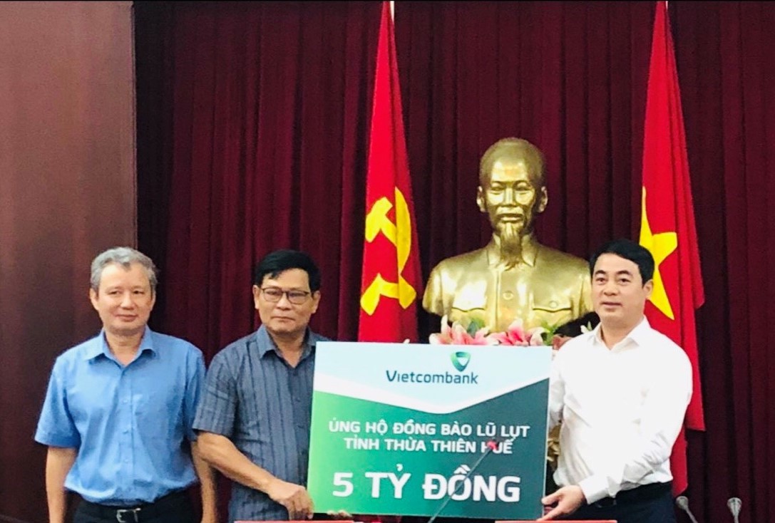 Ông Nghiêm Xuân Thành – Chủ tịch HĐQT Vietcombank (ngoài cùng bên phải) trao số tiền 5 tỷ đồng ủng hộ đồng bào tỉnh Thừa Thiên Huế
