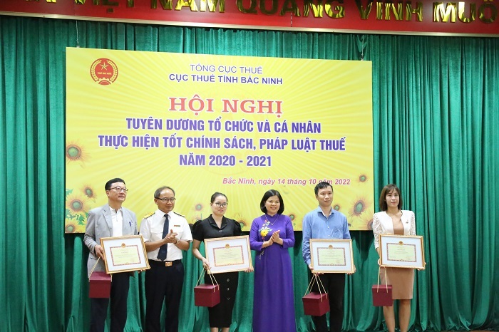Chủ tịch UBND tỉnh Bắc Ninh Nguyễn Hương Giang và Cục trưởng Cục Thuế Bắc Ninh Ngô Xuân Tòng chúc mừng các tổ chức, cá nhân được nhận Bằng khen của Bộ trưởng Bộ Tài chính