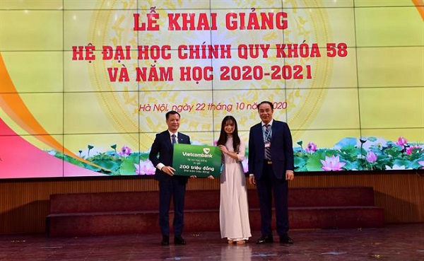 Ông Lê Hoàng Tùng – Kế toán trưởng Vietcombank (bên trái) trao biểu trưng số tiền học bổng trị giá 200 triệu đồng cho đại diện sinh viên có thành tích xuất sắc tại Học viện Tài chính