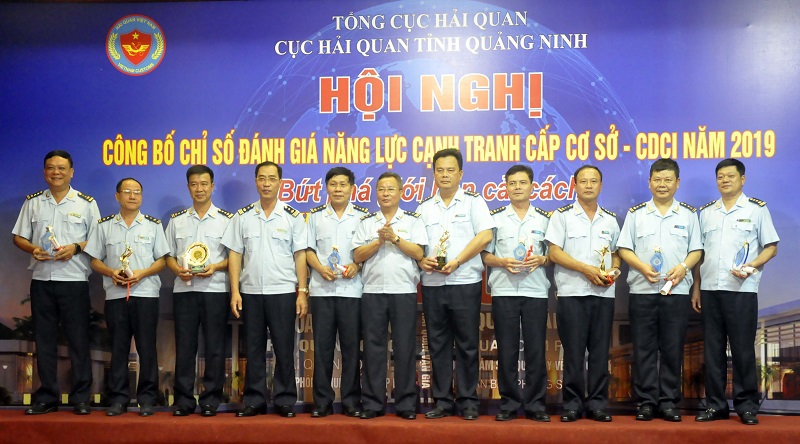 Lãnh đạo Cục Hải quan Quảng Ninh trao cúp và giấy chứng nhận cho 9 đơn vị được công nhận chỉ số năng lực cạnh tranh năm 2019
