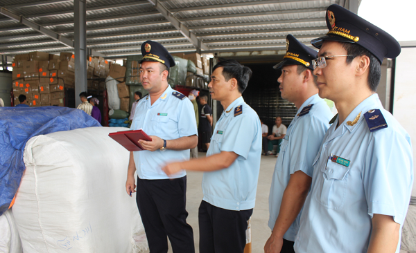Hải quan Quang Ninh ra sức thi đua thực hiện "mục tiêu kép", vừa đảm bảo phòng chống dịch Covid-19, vừa thực hiện thắng lợi các nhiệm vụ chính trị năm 2020.