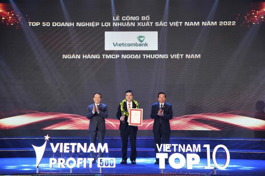 Đại diện Vietcombank nhận giải thưởng từ Ban tổ chức