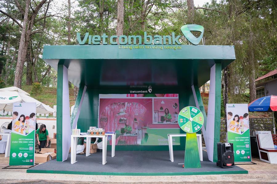  Vietcombank mở gian hàng hỗ trợ, tư vấn và đăng ký dịch vụ cho các bạn tân sinh viên 