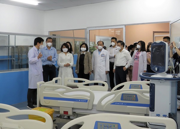 Lãnh đạo Bệnh viện điều trị COVID-19 Trưng Vương cùng lãnh đạo Vietcombank Tân Định và các đại biểu tham quan cơ sở khám chữa bệnh mới được thành lập.