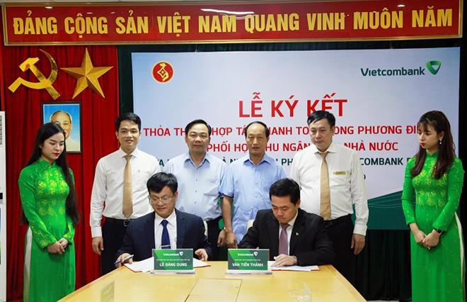 Ông Văn Tiến Thành - Giám đốc Vietcombank Phú Thọ (bên phải) cùng ông Lê Đăng Dung - Phó Giám đốc Kho bạc Nhà nước tỉnh Phú Thọ ký kết Thỏa thuận hợp tác thanh toán song phương trước sự chứng kiến của lãnh đạo các sở ban ngành và hai đơn vị.  
