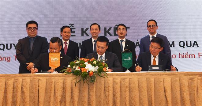 Đại diện Vietcombank và FWD ký kết Thỏa thuận hợp tác với sự chứng kiến của đại diện Ngân hàng Nhà nước Việt Nam; Đảng ủy Khối doanh nghiệp Trung ương; Bộ Tài chính và các đai diện lãnh đạo cấp cao của hai bên
