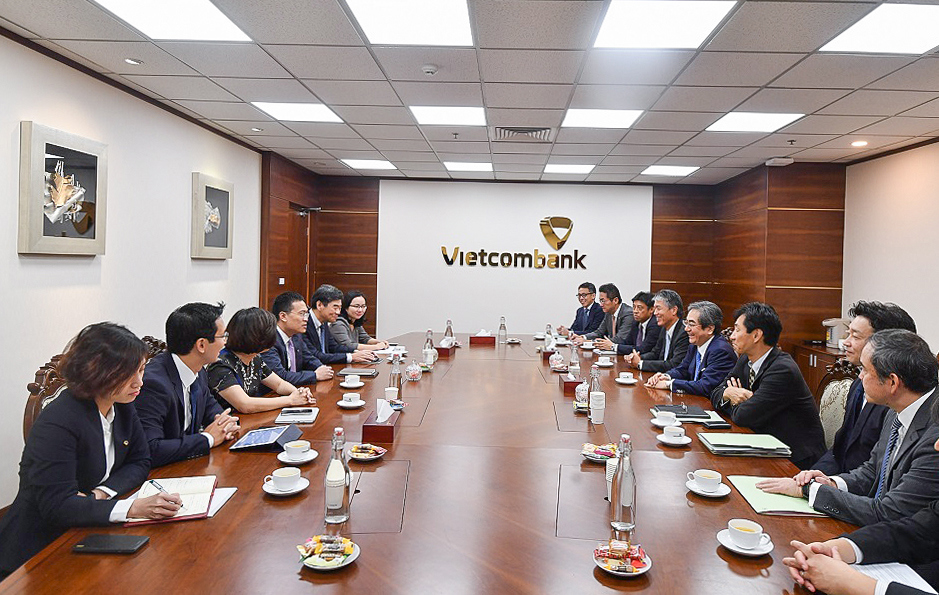 Tổng giám đốc Vietcombank Phạm Quang Dũng (ngồi thứ 4 bên trái từ phía trước ảnh vào) tiếp xã giao ông Seiji Imai - Giám đốc điều hành cấp cao Tập đoàn tài chính Mizuho (ngồi thứ 4 bên phải từ phía trước ảnh vào)