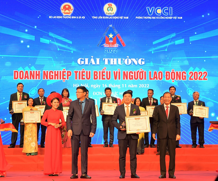 Đại diện Vietcombank ông Hồng Quang - Thành viên HĐQT kiêm Giám đốc Khối Nhân sự, Chủ tịch Công đoàn Vietcombank