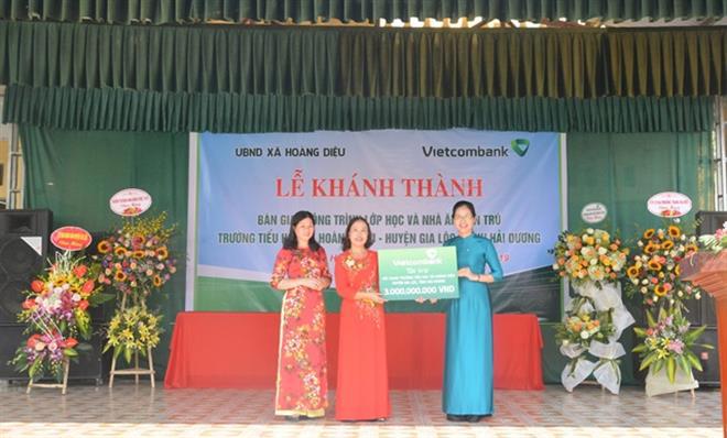 Bà Nguyễn Thị Thêu – Giám đốc Vietcombank Hải Dương (ngoài cùng bên phải) trao biển tài trợ xây dựng công trìnhTrường Tiểu học xã Hoàng Diệu