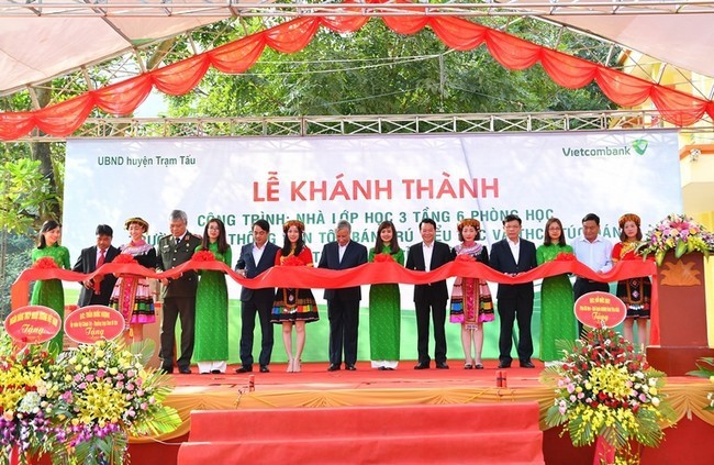 Các đại biểu tham gia cắt băng khánh thành công trình nhà lớp học xã Túc Đán, huyện Trạm Tấu, tỉnh Yên Bái