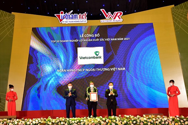 Đại diện Vietcombank nhạn giải thưởng và tặng hoa chúc mừng của Ban tổ chức