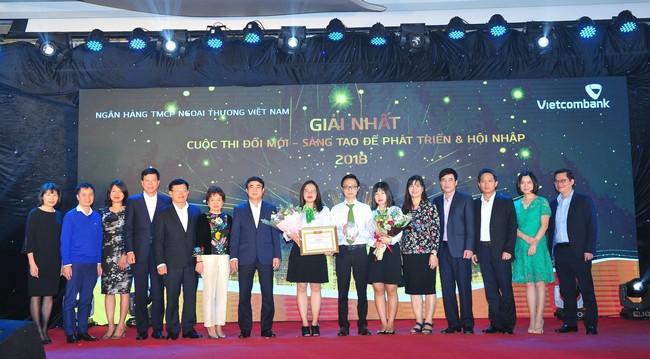 Hội đồng Giám khảo và các khách mời trao giải Nhất cho nhóm tác giả đến từ Trung tâm thanh toán - Trụ sở chính Vietcombank