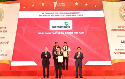 Đại diện Vietcombank (hàng đầu, đứng giữa) nhận giải thưởng từ Ban tổ chức