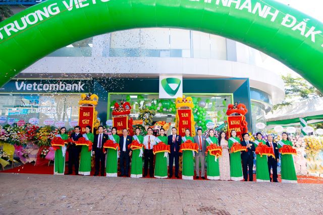 Cắt băng khai trương Chi nhánh Vietcombank Đắk Nông
