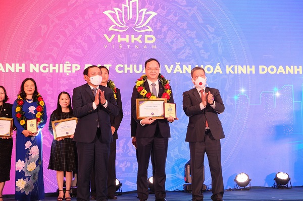 Ông Lê Quang Vinh – Phó Tổng Giám đốc Vietcombank nhận Chứng nhận doanh nghiệp đạt chuẩn văn hóa kinh doanh Việt Nam và kỷ niệm chương từ Ban Tổ chức chương trình