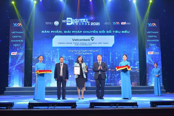 Bà Nguyễn Thị Thu Hằng – TP Phát triển Kênh số và Đối tác đại diện Vietcombank nhận giải thưởng Sản phẩm, giải pháp Chuyển đổi số tiêu biểu dành cho Ứng dụng Ngân hàng số VCB Digibank