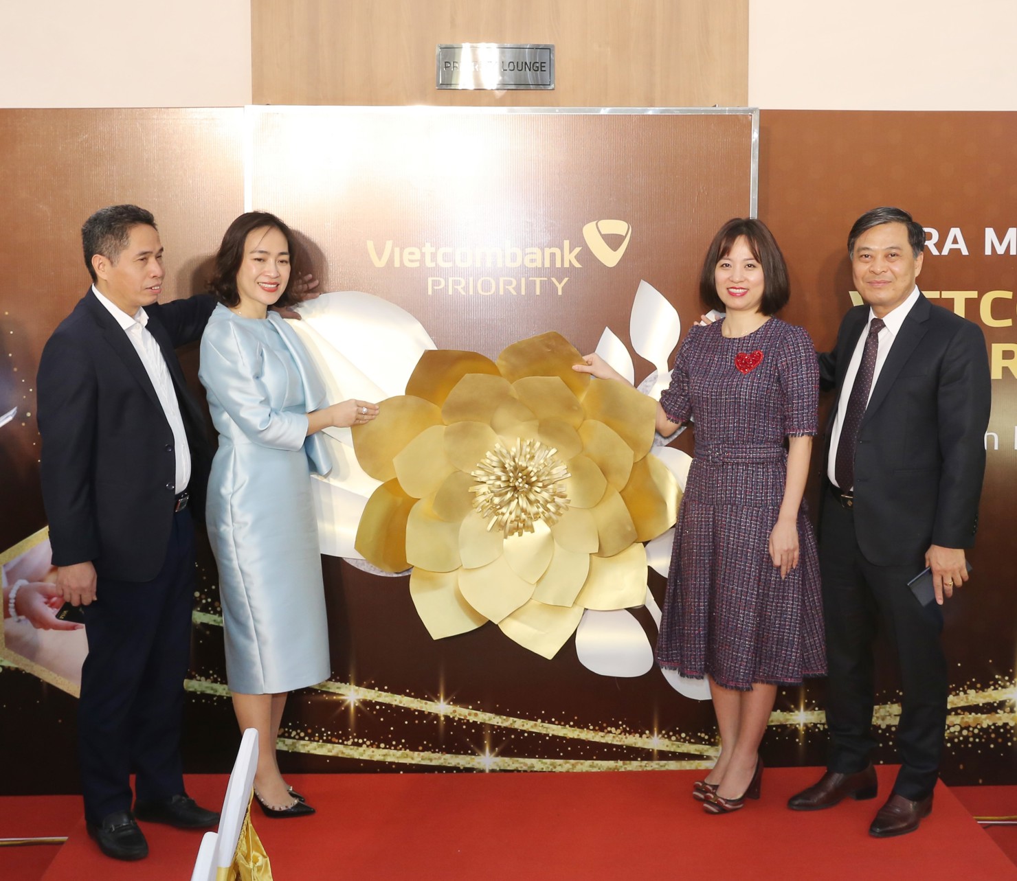 Đại diện lãnh đạo thành phố Bắc Ninh, NHNN tỉnh Bắc Ninh, Ban lãnh đạo Vietcombank và lãnh đạo chi nhánh Vietcombank Bắc Ninh thực hiện nghi thức khai trương Priority Lounge