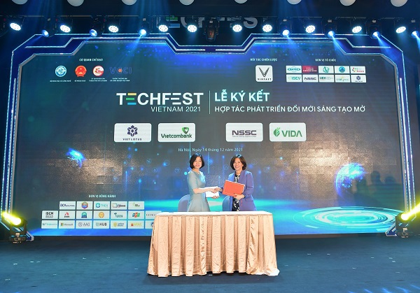Bà Phùng Nguyễn Hải Yến – Phó Tổng giám đốc Vietcombank (bên trái) và bà Hoàng Bình Thoan – Giám đốc Phát triển kinh doanh Viet Lotus ký kết hợp tác 
