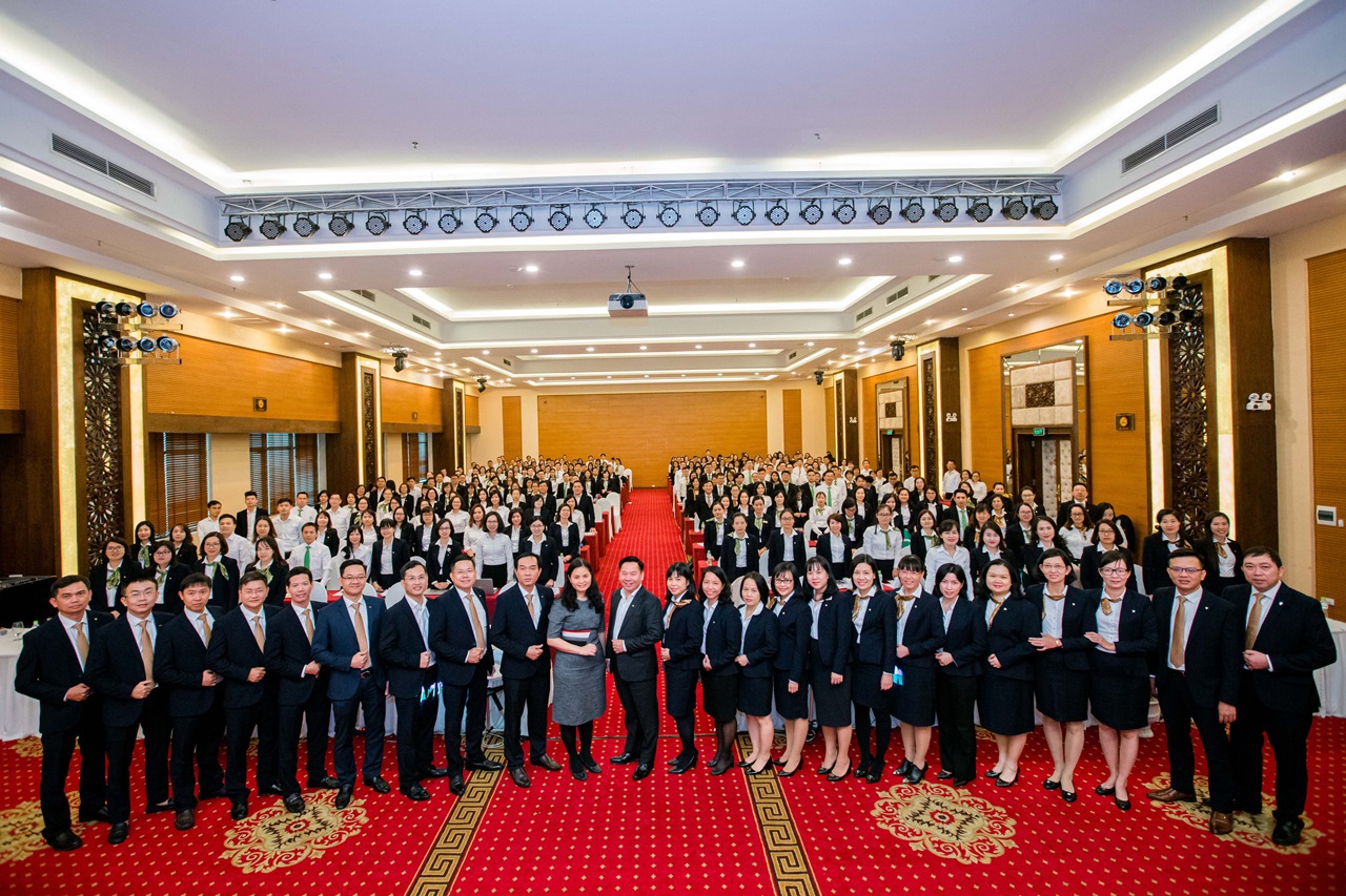 Bà Đinh Thị Thái – Phó Tổng Giám đốc Vietcombank chụp ảnh lưu niệm cùng các cán bộ tham dự Hội nghị