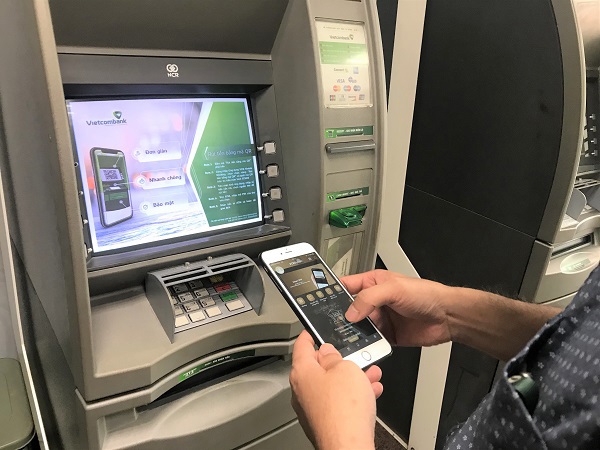 Người tiêu dùng có thể rút tiền mặt tại cây ATM của Vietcombank bằng điện thoại thông qua mã QR