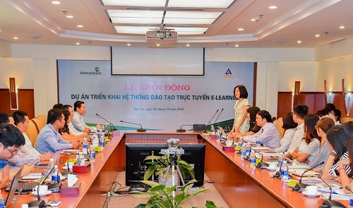 Bà Phùng Nguyễn Hải Yến – Phó Tổng Giám đốc, Trưởng Ban Triển khai dự án phát biểu tại Lễ khởi động dự án triển khai hệ thống đào tạo trực tuyến E-learning của Vietcombank