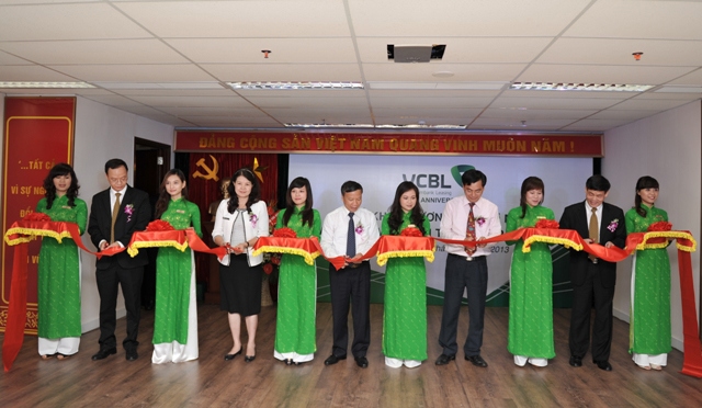 Vietcombank Leasing cắt băng khai trương trụ sở mới. Nguồn: FinancePlus.vn