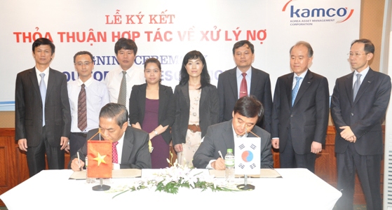 Chủ tịch DATC Phạm Phan Quang và Chủ tịch kiêm Tổng Giám đốc Kamco,ông Young Chul Chang ký Biên bản. Nguồn: datc.com.vn