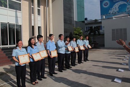 Cục trưởng Nguyễn Phước Việt Dũng tặng giấy khen cho các tập thể, cá nhân