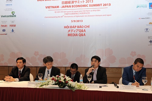 ông Nghiêm Xuân Thành - Tổng giám đốc Vietcombank trả lời tại buổ Họp báo Diễn đàn kinh tế cấp cao Việt - Nhật 2013 (VJES). Ảnh: FinancePlus.vn