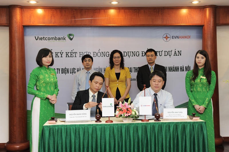 Ông Nguyễn Mạnh Hùng - Giám đốc Vietcombank Hà Nội (bên trái) và Ông Nguyễn Anh Tuấn - Tổng giám đốc EVN Hà Nội ký kết Hợp đồng với sự chứng kiến của lãnh đạo 2 bên.
