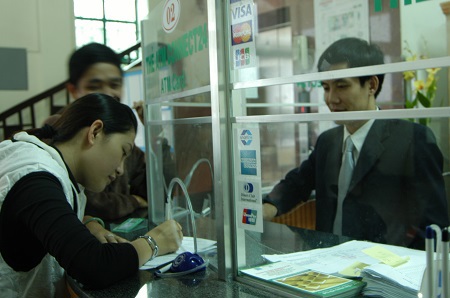 Khách hàng giao dịch Thẻ tại Vietcombank Quảng Ngãi. Ảnh: Financeplus.vn