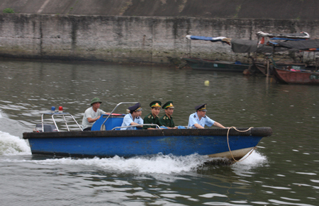Lực lượng Hải quan cửa khẩu quốc tế Móng Cái và Biên phòng Móng Cái phối hợp tuần tra trên sông Ka Long