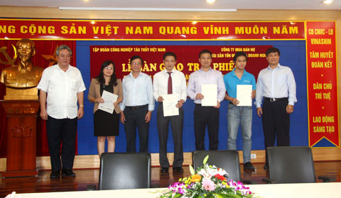Ông Phạm Thanh Quang - Tổng Giám đốc DATC, đại diện của tổ chức phát hành trái phiếu, trao trái phiếu cho các ngân hàng.
