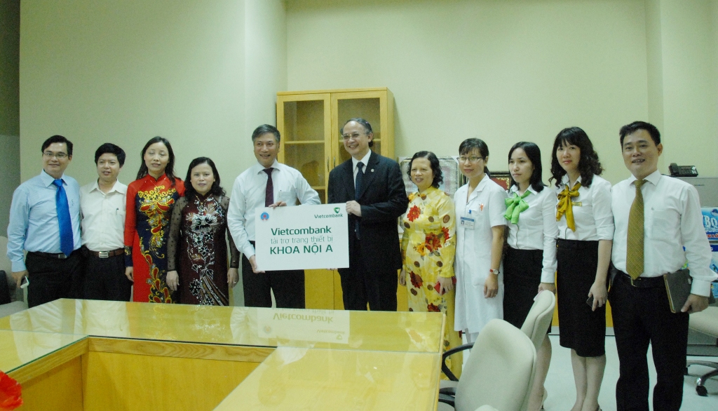 Đại diện Lãnh đạo Vietcombank và lãnh đạo Bệnh viện Hữu nghị tại Lễ khai trương tòa nhà điều trị cao tầng của Bệnh viện 