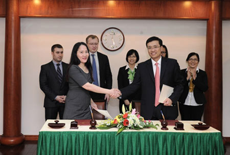 Ông Phạm Quang Dũng, đại diện cho Vietcombank và bà Thịnh Thị Hồng, đại diện cho IBB ký kết thỏa thuận hợp tác