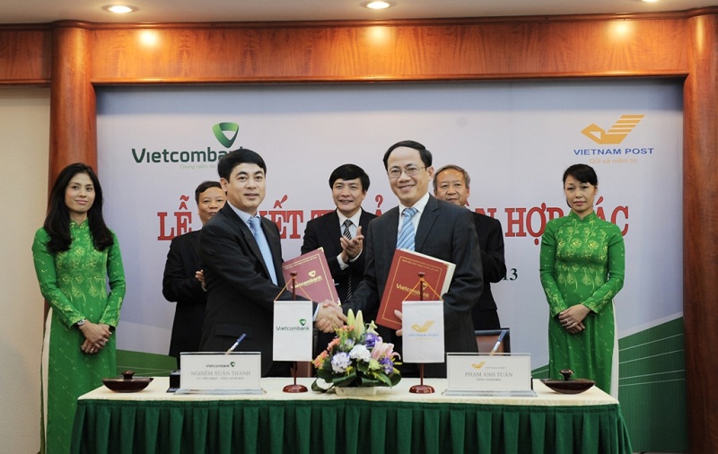 Ông Nghiêm Xuân Thành – Tổng giám đốc Vietcombank và Ông Phạm Anh Tuấn - Tổng giám đốc VietNamPost ký kết thỏa thuận hợp tác khung