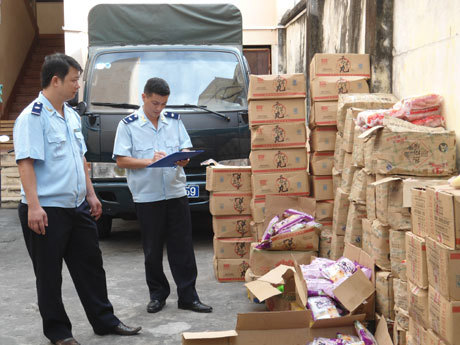 Lực lượng Hải quan Quảng Ninh kiểm tra thực phẩm nhập lậu