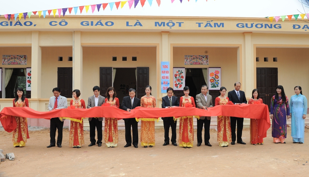 Ông Nguyễn Hòa Bình – Chủ tịch HĐQT Vietcombank (thứ 6 từ trái sang) tham dự và cắt băng khánh thành công trình trường mầm non Tuy Lộc