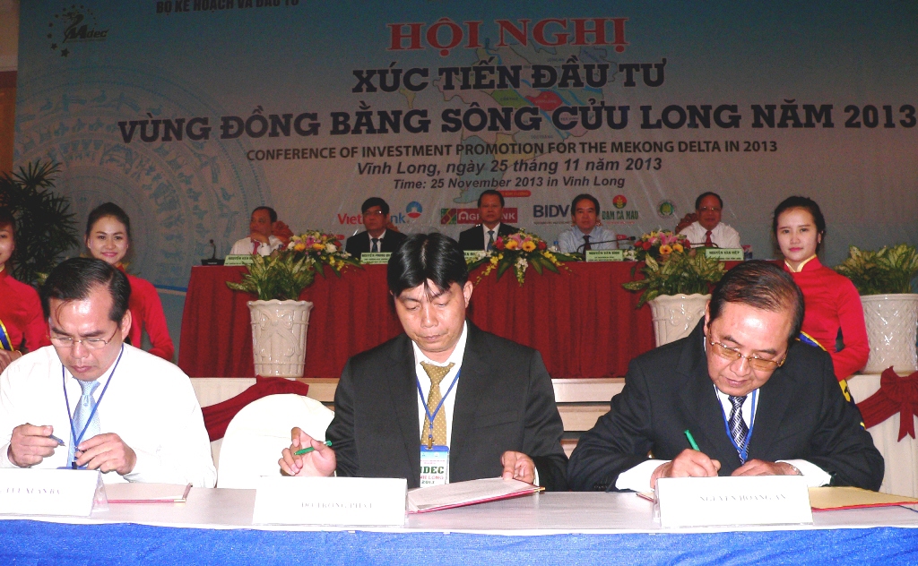 Ông Đỗ Trọng Phát (hàng đầu, giữa) – Giám đốc Chi nhánh Vietcombank Vĩnh Long ký kết các hợp đồng với các đối tác trong khuôn khổ MDEC - Vĩnh Long 2013
