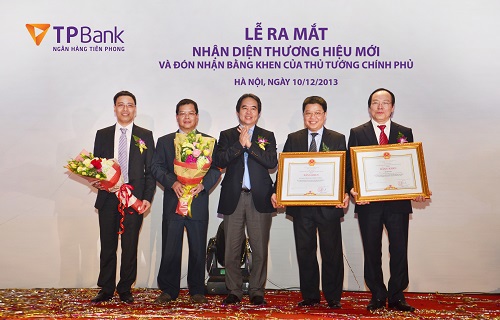 Thống đốc NHNN Việt Nam Nguyễn Văn Bình trao tặng bằng khen cho một số tập thể và cá nhân xuất sắc có đóng góp quan trọng cho quá trình tái cơ cấu của TPBank. Nguồn: tpb.vn