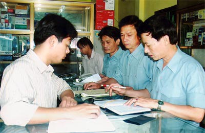 Cán bộ Cục Thuế Quảng Ninh kiểm tra việc chấp hành chính sách pháp luật thuế tại DN