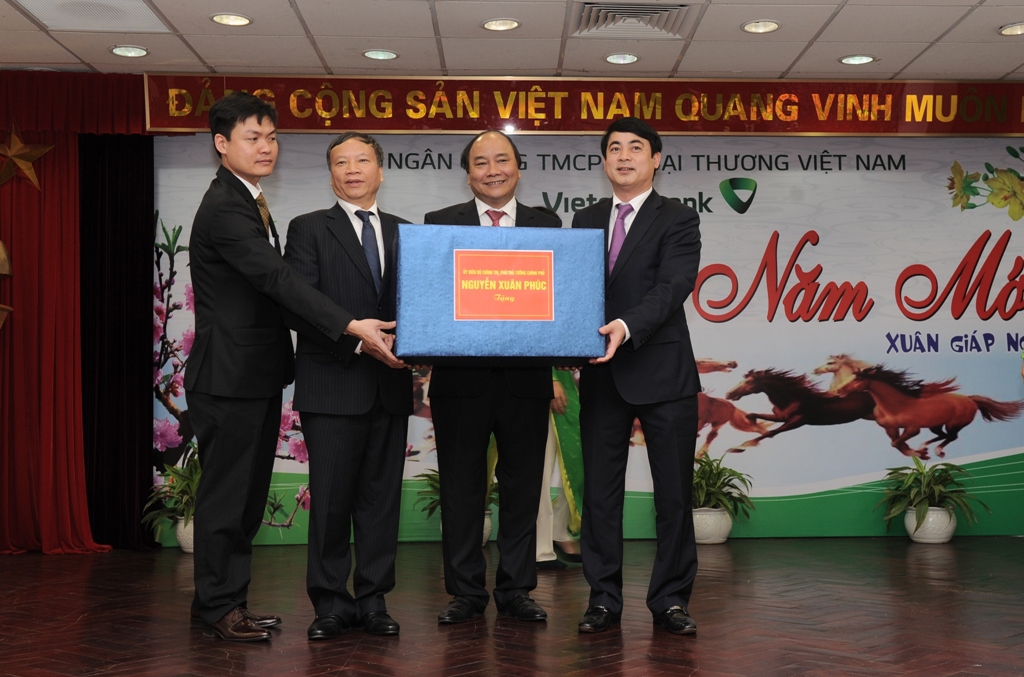 Phó Thủ tướng Nguyễn Xuân Phúc tặng quà cho tập thể lãnh đạo và cán bộ nhân viên Vietcombank