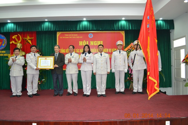 Năm 2013, Hải quan Thừa Thiên Huế đón nhận Huân chương Lao động hạng 2. Nguồn: huecustoms.gov.vn