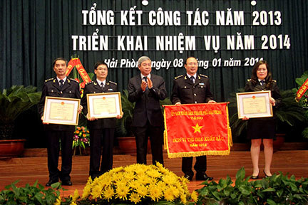 Chủ tịch UBND Thành phố Hải Phòng Dương Anh Điền trao Huân chương Chiến công hạng Ba tặng Chi cục Hải quan khu vực 2 (Hải quan Hải Phòng)
