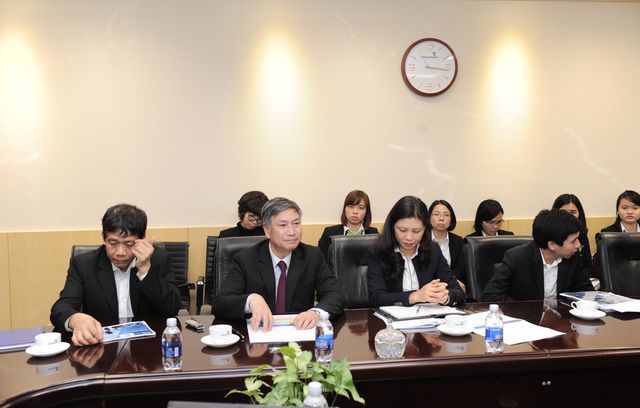 Phó TGĐ Nguyễn Danh Lương (thứ hai từ trái sang) trao đổi cùng đối tác. Ảnh: Vietcombank