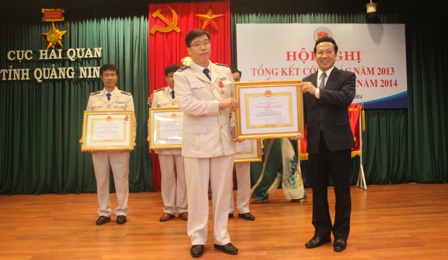Đỗ Quang Huy vinh dự được Đồng chí Nguyễn Văn Thành- Phó chủ tịch tỉnh Quảng Ninh trao tặng Huân chương lao động hạng Ba. 