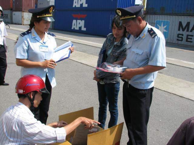 Cán bộ công chức Chi cục Hải quan Cửa khẩu cảng Đà Nẵng kiểm tra hàng xuất nhập khâỉ. Ảnh: Internet 